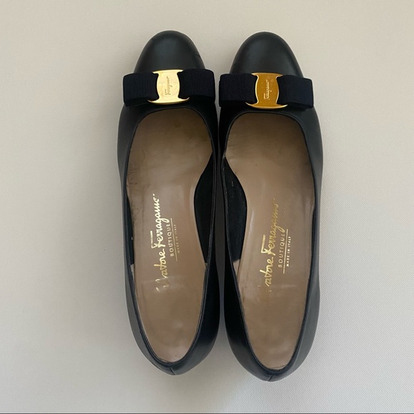 SOLD Salvatore Ferragamo Vintage Vara Bow Pumps Navy Blue - Picture 5 of 15